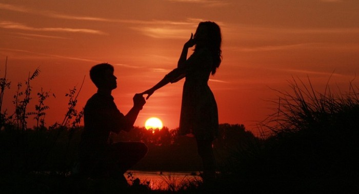 Madre se comprometió con el mejor amigo de su hijo de 18 años: su suegra no estaría muy feliz