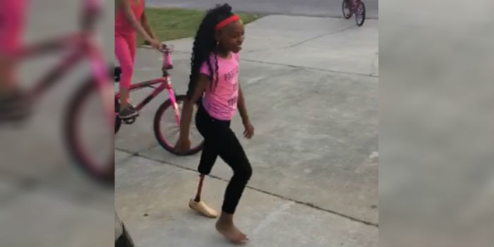 Niña con prótesis en su pierna se convierte en viral tras realizar increíbles acrobacias