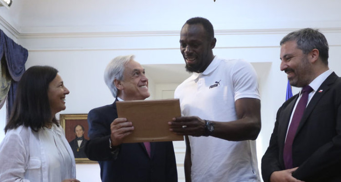 Se lo tomó con humor: Usain Bolt reaccionó al meme que le regaló Piñera en su visita a La Moneda