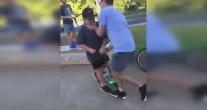 Captan video de padre que golpeó en pleno parque a niños que hicieron bullying a su hijo