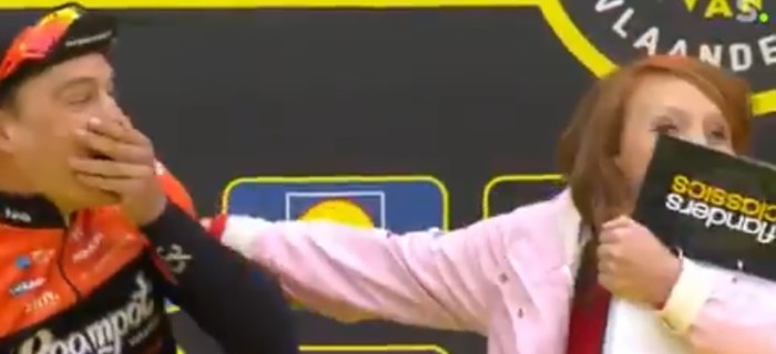 Periodista sufrió imprevisto en plena entrevista: le dio por casualidad un beso a un ciclista