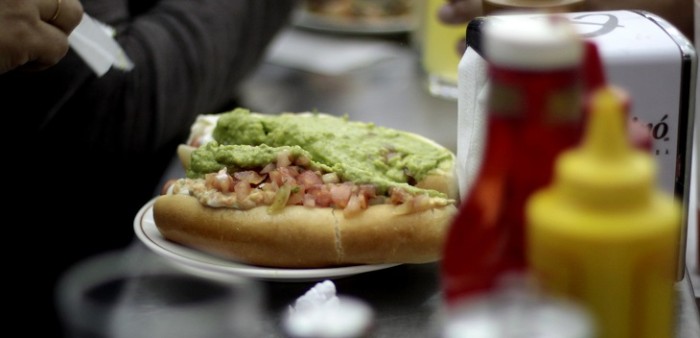 ¿Por qué un completo chileno se encuentra en una prestigiosa galería de arte en Estados Unidos?