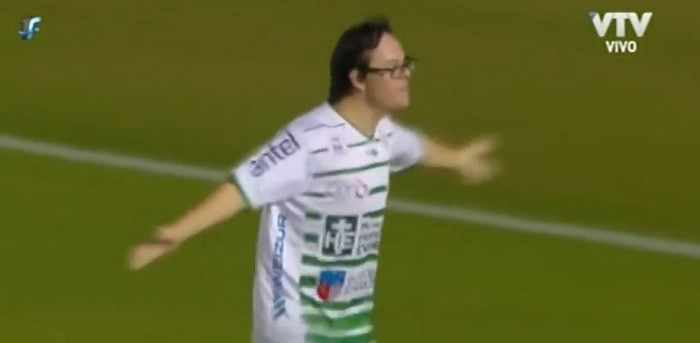 Hincha con síndrome de Down anota penal a arquero de Peñarol: su celebración dio la vuelta al mundo