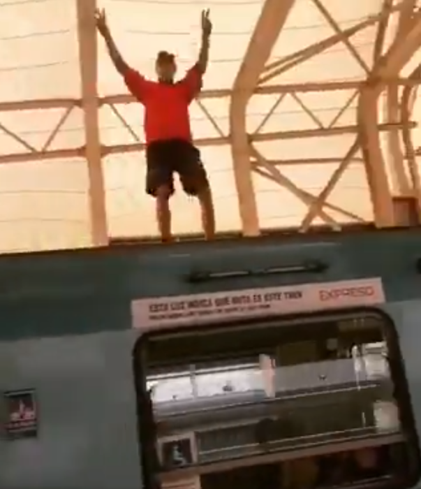 hombre viajando arriba de metro