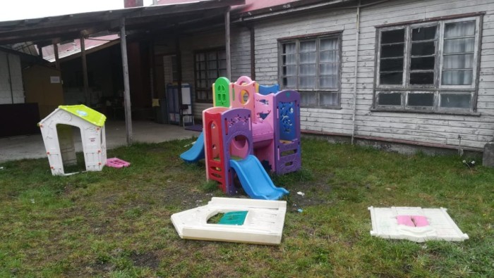 El deplorable estado de escuela de Frutillar: niños deben llevar frazadas por estufas no instaladas