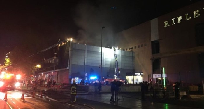 Incendio en Parque Arauco consumió nueve locales de comida: trabajadores y animales fueron evacuados