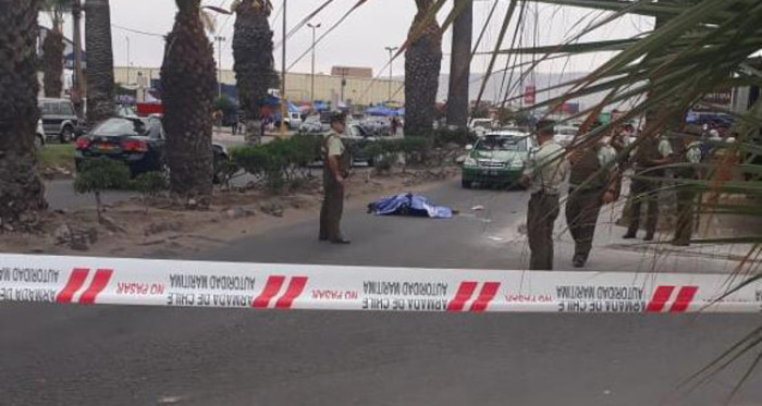 Salvaje femicidio en Arica: hombre apuñaló a su expareja en concurrida avenida y luego huyó en taxi
