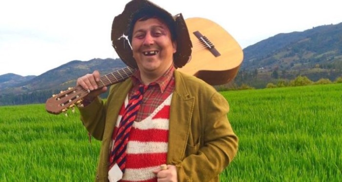 Humorista de 'Sabingo' sufrió accidente automovilístico en Angol: él y acompañante resultaron ilesos