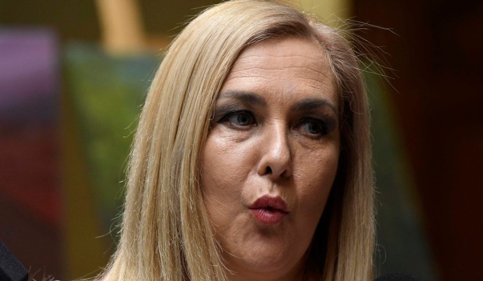 Video capta momento exacto de caída de Pamela Jiles que la dejó con fracturas de tibia y peroné