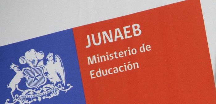 Junaeb dio explicaciones tras imagen de alumnos mostrando pan casi 'pelado' en su desayuno