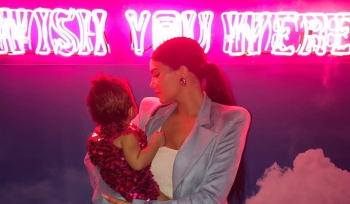 Un exclusivo bolso de diseñador: hija de Kylie Jenner luce feliz su 