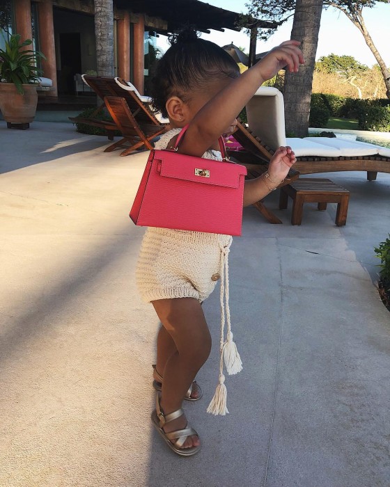 Tienes que ver el bolso Louis Vuitton personalizado de la hija de Kylie  Jenner