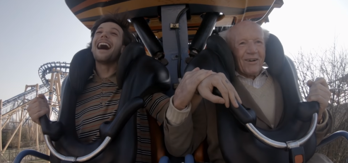 Louis Tomlinson cumple los sueños de un anciano en videoclip inspirado en su madre fallecida
