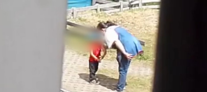 Indignante: captan en Argentina a cuidadora maltratando a niños mientras están en el jardín