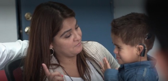 Emotivo: Niño de dos años escuchó a su mamá por primera vez gracias a implante cóclear 
