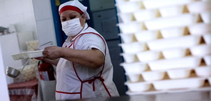 Para zanjar la polémica: manipuladoras de alimentos se defendieron por imagen de pan casi 'pelado'