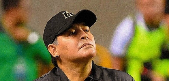 Sentado en una silla y con 58 años: Diego Armando Maradona no deja de sorprender con su zurda mágica