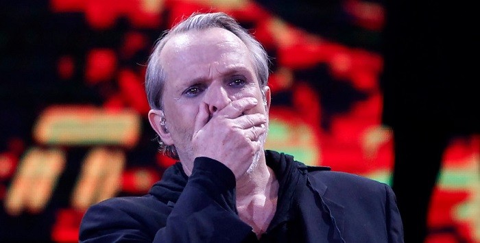 Épico troleo de farmacia de Puente Alto a Miguel Bosé y su 'obsesión' con Bachelet