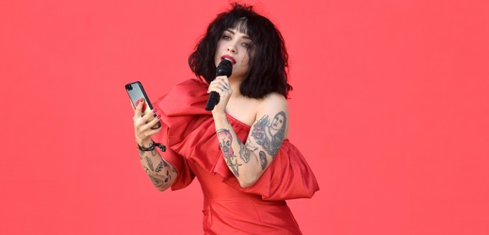 Mon Laferte cautivó con cover de Dua Lipa en Coachella: necesitó ayuda de su teléfono para el inglés