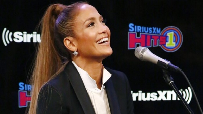 Como pocas veces la has visto: Jennifer Lopez se luce con un esmoquin en promoción de nuevo sencillo