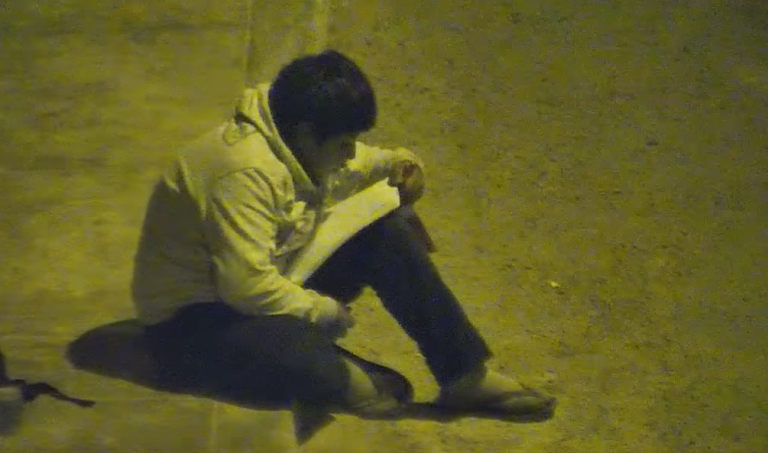 La emotiva historia del niño que por estudiar en la calle y bajo un poste de luz se volvió viral