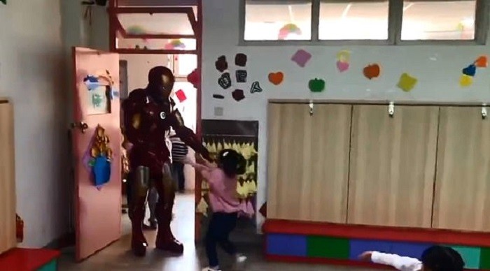 Papá quiso alegrar a su hija tras no poder conseguir entradas para Avengers: se disfrazó de Iron Man