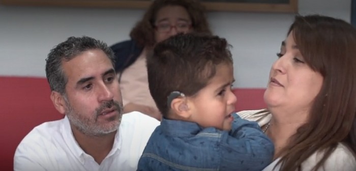Emotivo: Niño de dos años escuchó a su mamá por primera vez gracias implante cóclear