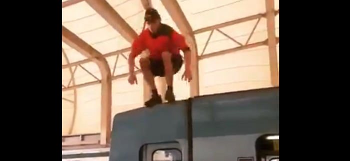 Registro de hombre viajando en el techo de un vagón de Línea 5 del Metro causó indignación en redes