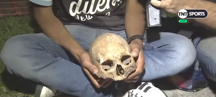 Hincha celebró el título de Racing desenterrando el cráneo de su abuelo: aseguró que era la cábala
