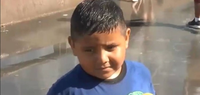 niño se vuelve viral solo al decir que en sus sueños puede hacer castillos de arena