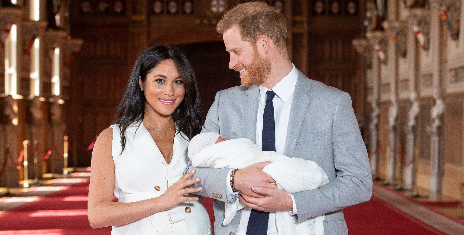Príncipe Harry y Meghan Markle presentaron en sociedad a su hijo