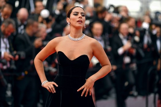 Actriz chilena Lorenza Izzo lució escotado minivestido en la alfombra roja del Festival de Cannes