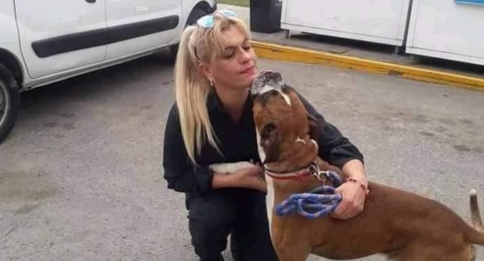 oficial argentina Patricia Muñoz acariciando a un perro