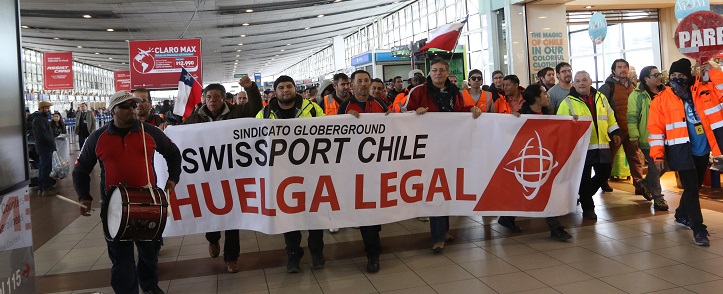 Trabajadores exigen reajustes salariales: huelga en Aeropuerto de Santiago paralizó salida de vuelos