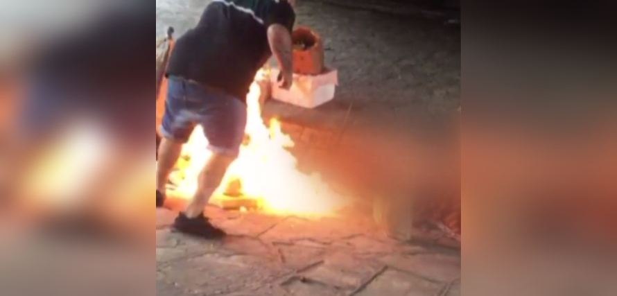 Cruel registro: hombre le prendió fuego a dos personas en situación de calle y escapó del lugar