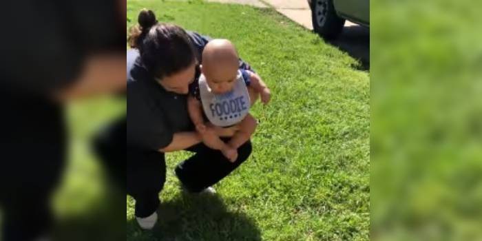 bebé toca el césped y su reacción se volvio viral