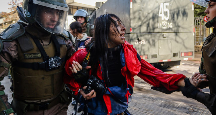 ¿Tomarán acciones? Carabineros responde tras agresión a fotógrafa frente al Instituto Nacional