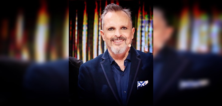 Miguel Bosé posó por primera vez en evento público con sus hijos: lucieron chaqueta y falda plisada