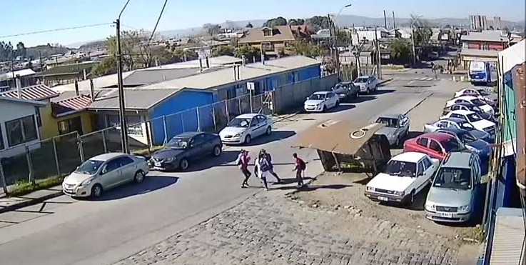 Niño de 11 años terminó lesionado luego de que un paradero le cayera encima en Talcahuano