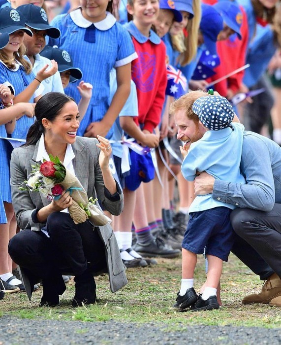 Momentos tiernos del príncipe Harry con niños