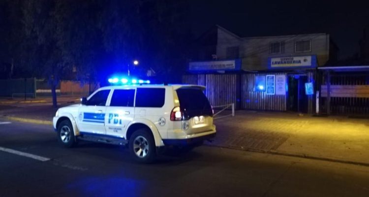 Joven que intentó robar auto fue pillado por insólito olvido: dejó el bolso de su hijo recién nacido