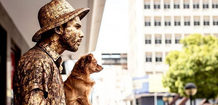 perro trabaja de estatua humana con su dueño en brasil
