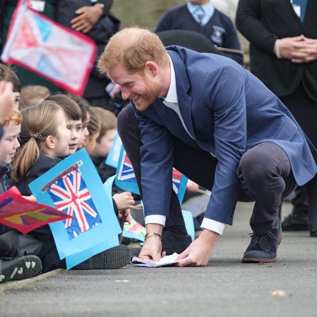 Momentos tiernos del príncipe Harry con niños