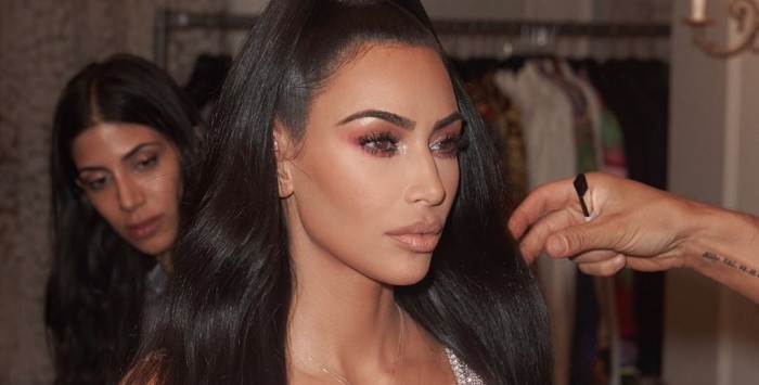 Kim Kardashian impactó en redes con conjunto semitransparente con el que dejó poco a la imaginación