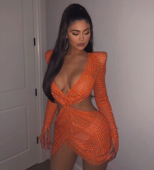 Kylie Jenner lució osado vestido semitransparente 