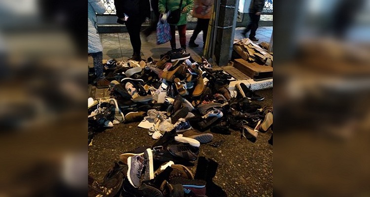 La razón por la que decenas de zapatos nuevos aparecieron rotos afuera de tienda en Valdivia