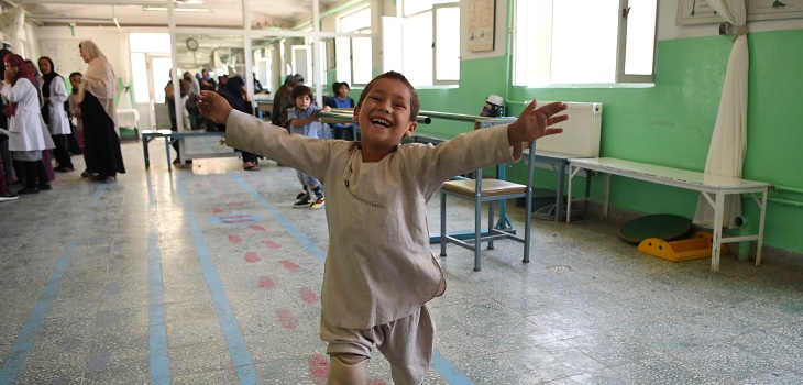 niño afgano baila con su protesis de pierna en hospital de afganistan