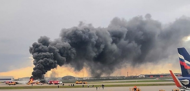 avion aterriza en llamas en moscu y deja al menos 13 muertos
