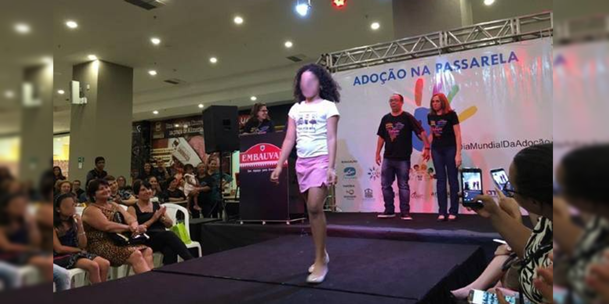 Repudio: Comisión de la Niñez y la Juventud hace desfilar a niños en una pasarela para ser adoptados