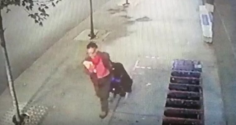 Video de acusado de quemar a mujer en Providencia paseando con maleta por la calle